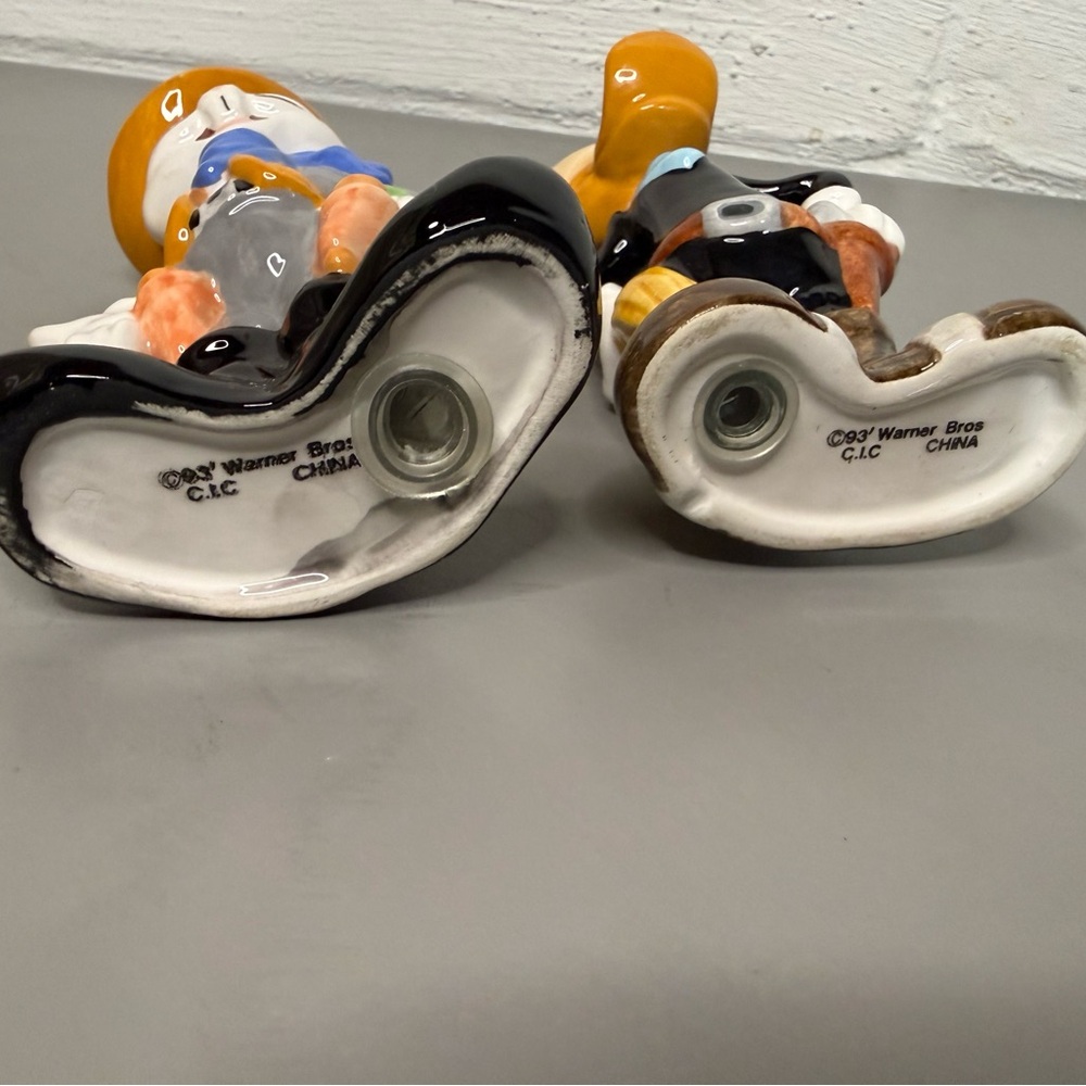 VINTAGE 1993 BUGS BUNNY AND DAFFY DUCK SALT AND PEPPER SHAKERS - Picture 6 of 6